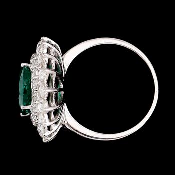 RING, 18 k vitguld, smaragd ca 3.70 ct, diamanter tot ca 1.59 ct.