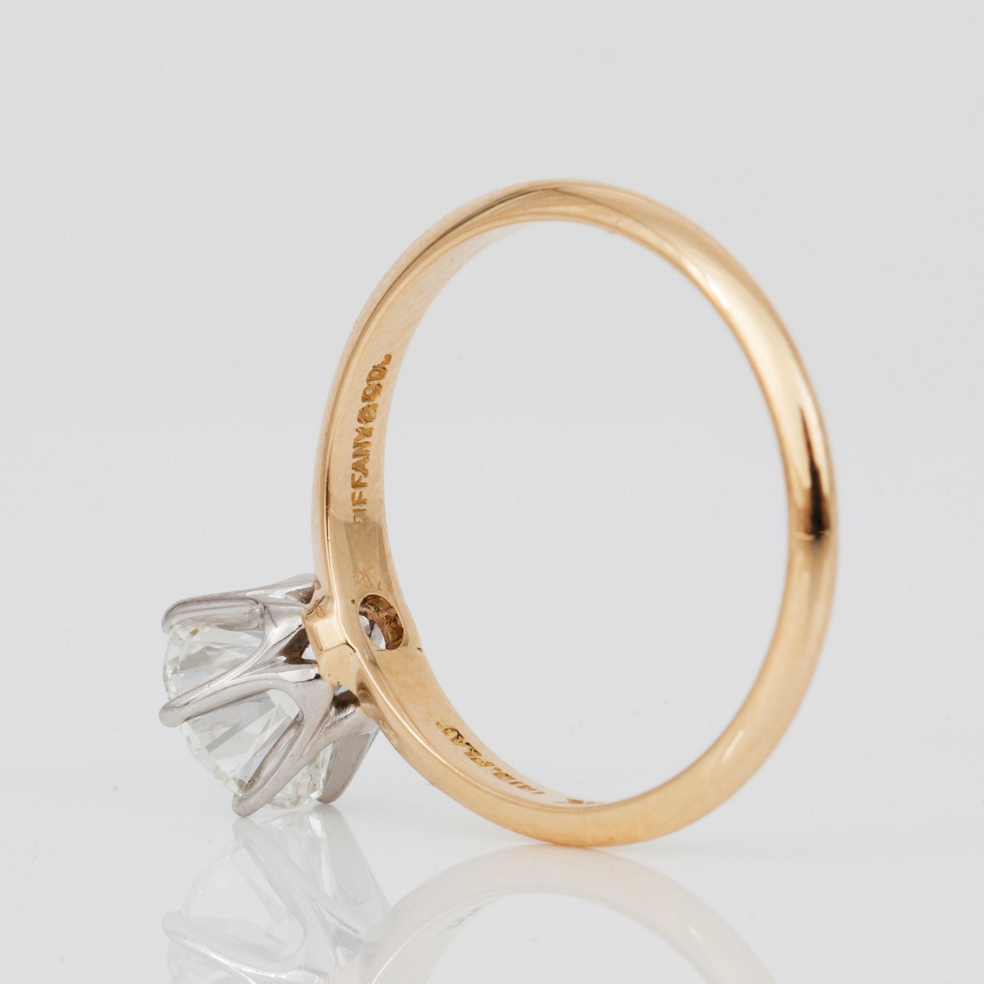 RING, Tiffany & co, med äldre briljantslipad diamant, ca 1.00 ct, ca I/VVS-VS.