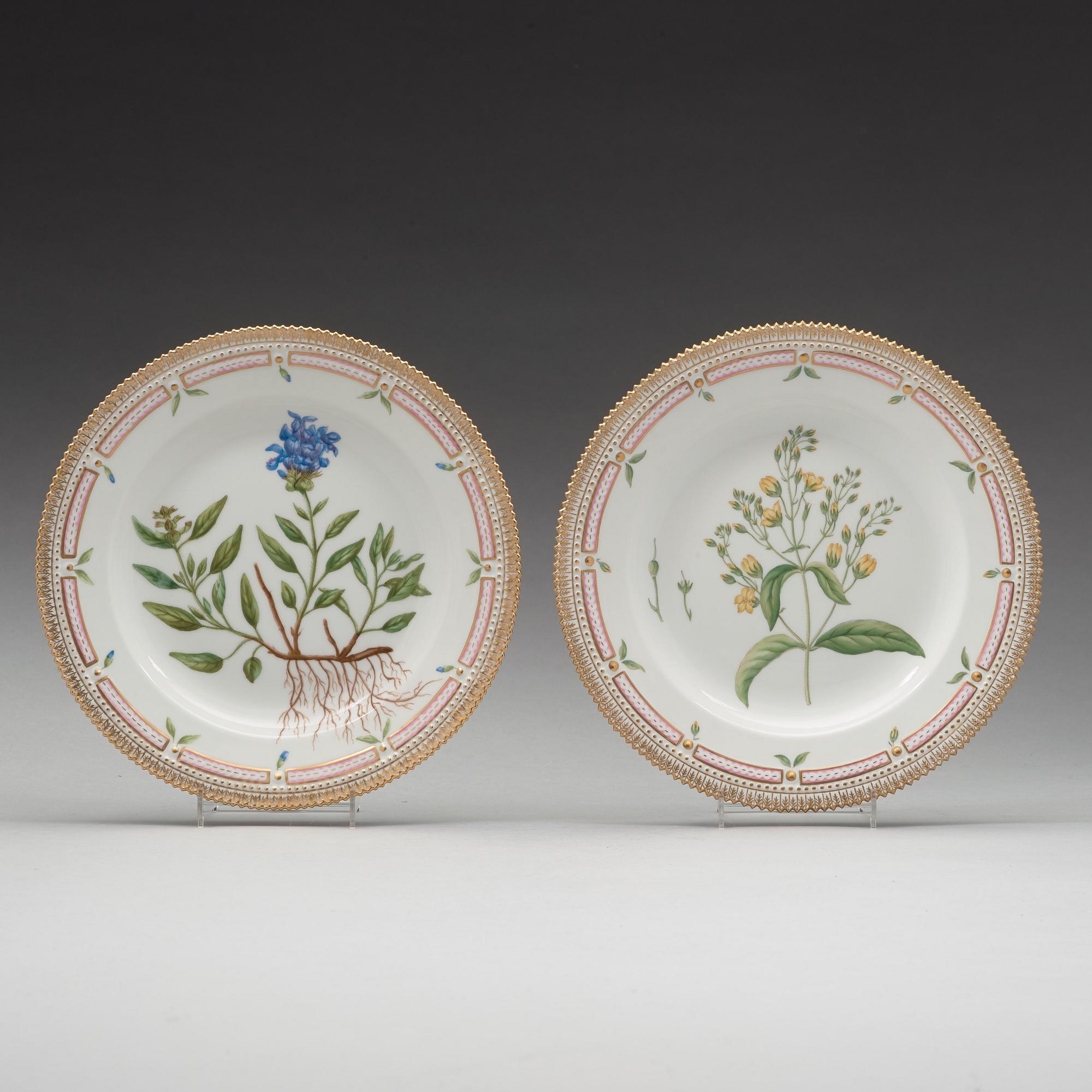A set of seven Royal Copenhagen 'Flora Danica' dinner plates, 20th Century.