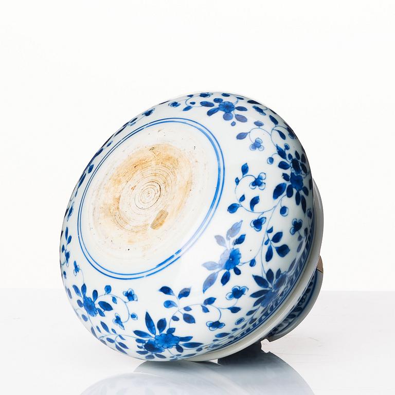 A blue and white vase, Qing dynasty, Kangxi (1662-1722).