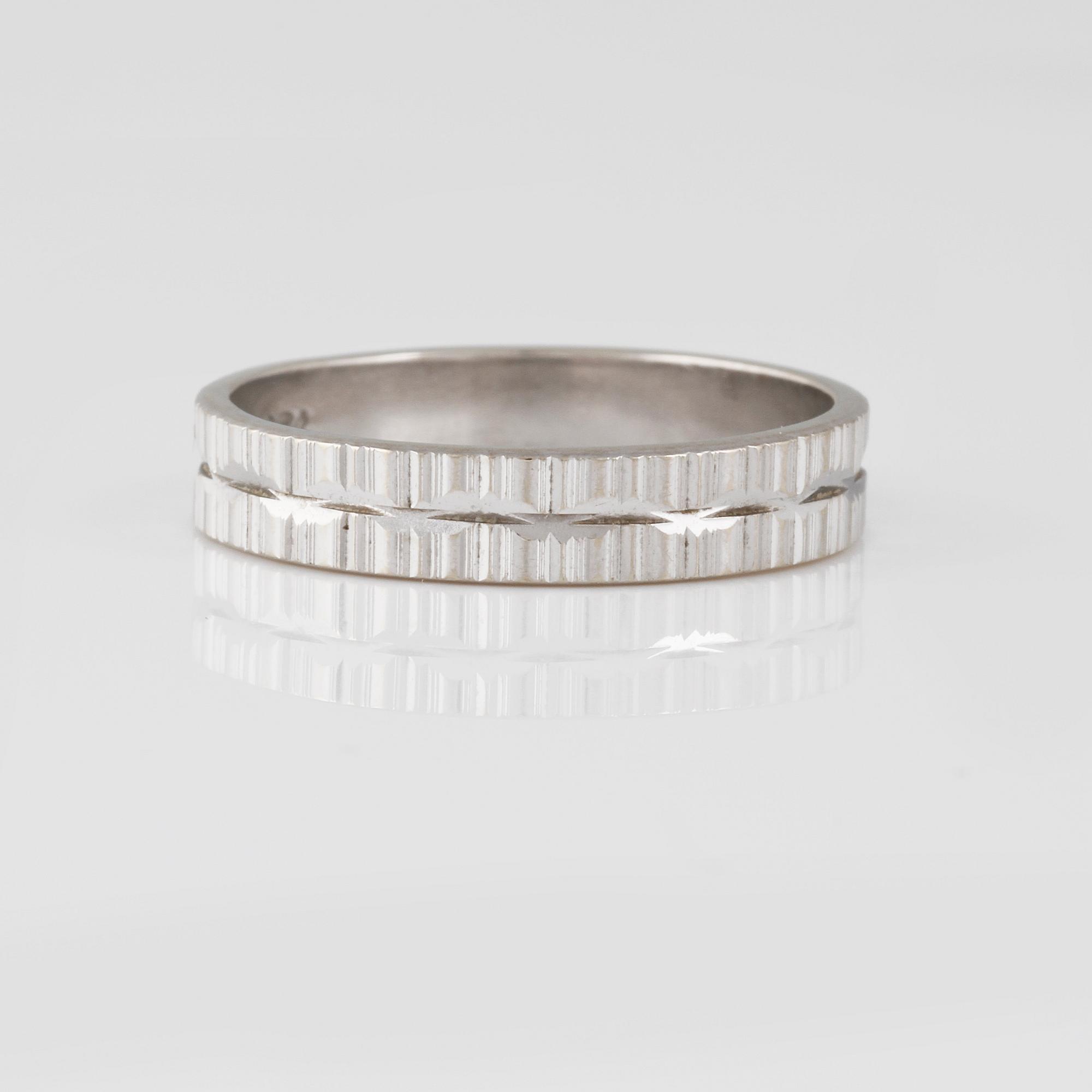 RING, 18K vitguld, importstämplad. Vikt 3,3 gram.