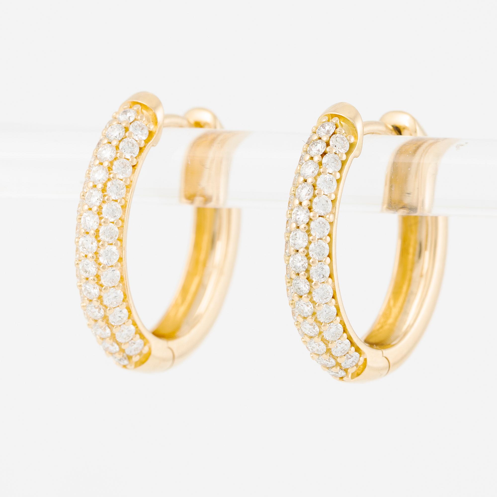 Hoop earrings in 18K gold set with brilliant-cut diamonds.