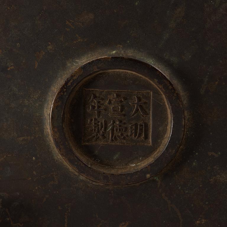 RÖKELSEKAR, brons. Ming dynastin (1368-1644), med Xuande sex karaktärers märke.