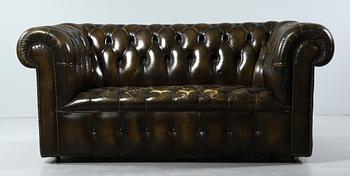 SOFFA samt FÅTÖLJ, Chesterfieldmodell, 1900-talets andra hälft.