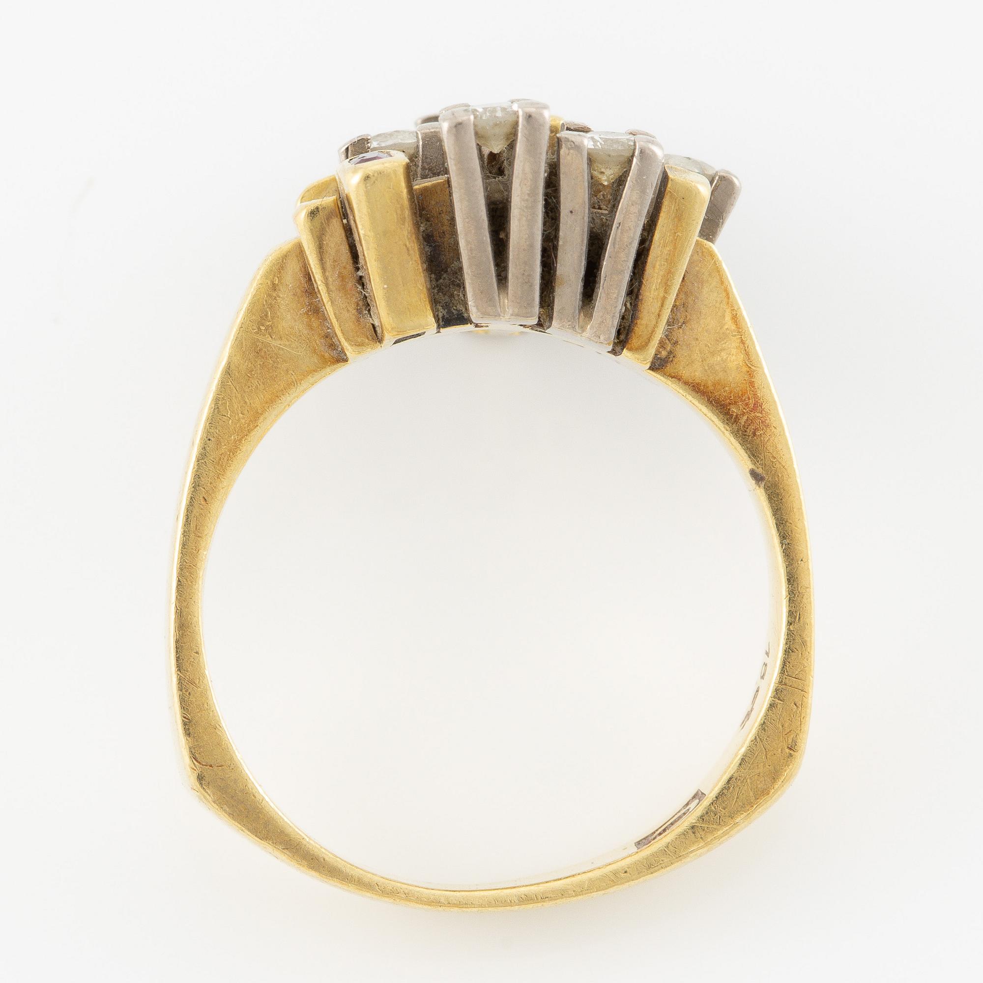 Ring, 18K guld med safir, gammal- och briljantslipade diamanter och rubiner.