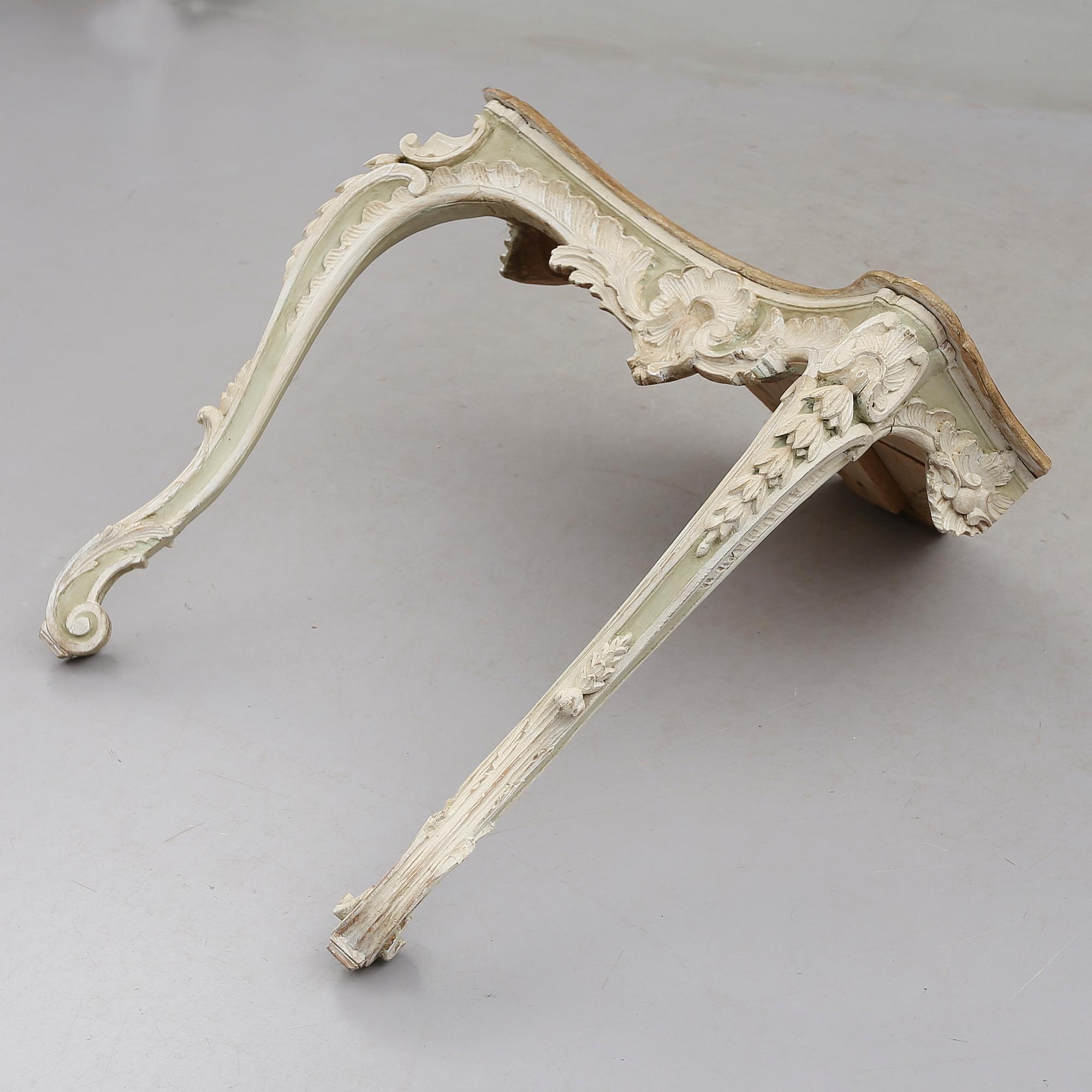 HÖRNKONSOLBORD, rokokostil, 1800-talets andra hälft.