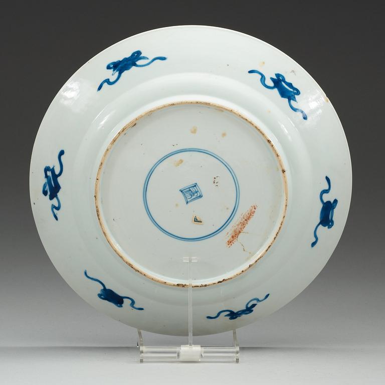 A blue and white dinner plate, Qing dynasty, Kangxi (1662-1722).