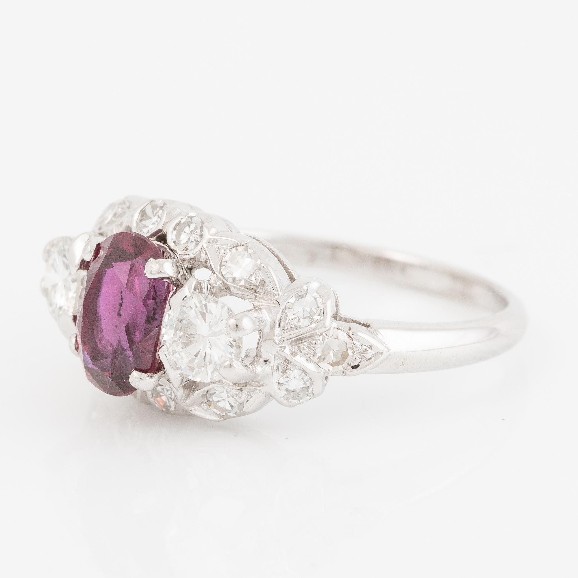 Ring 18K vitguld med en fasettslipad rubin.