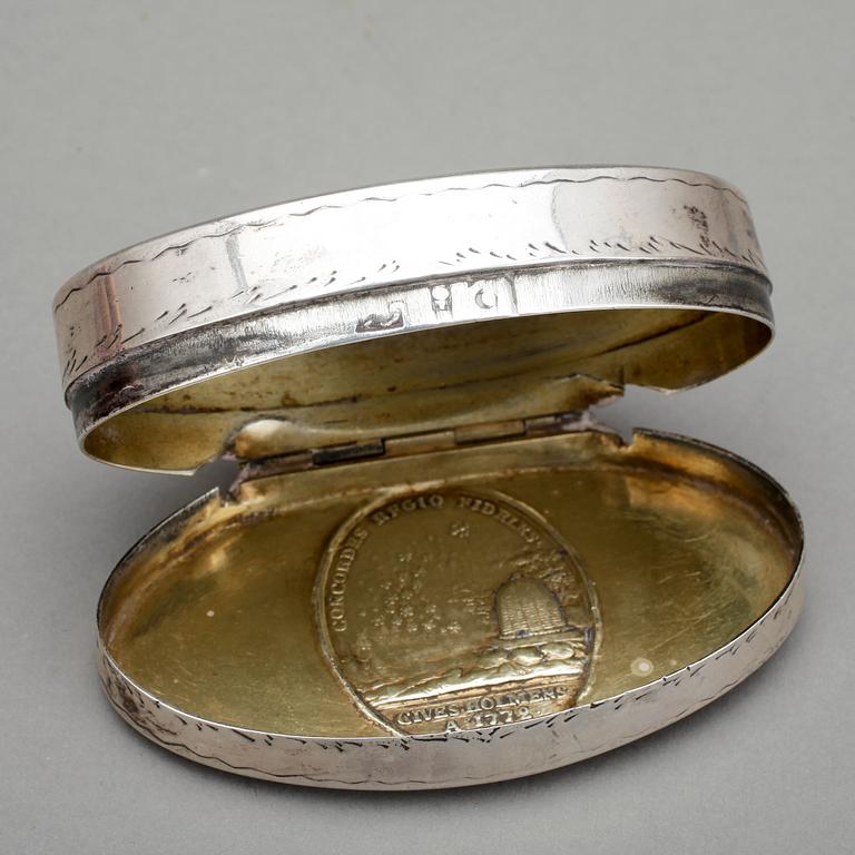 DOSA, silver, möjligen Carl Fahlberg, Uppsala, 1700-tal. Vikt ca 75 cm.