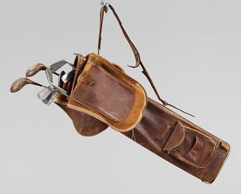 GOLFKLUBBOR, 8 st, i bag, 1900-talets första hälft.