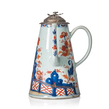1209. Kaffekanna, porslin. Qingdynastin, tidigt 1700-tal.