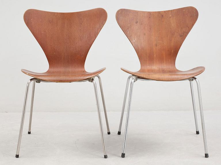 STOLAR, 2 st, "Sjuan", Arne Jacobsen för Fritz Hansen.