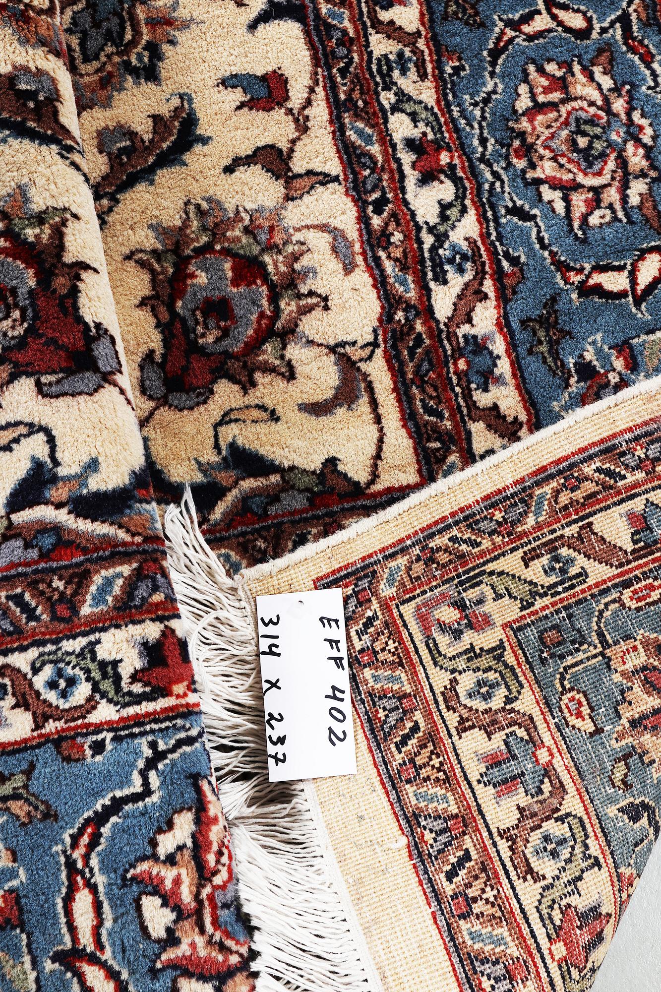 A carpet, Kashan, ca 314 x 237 cm.