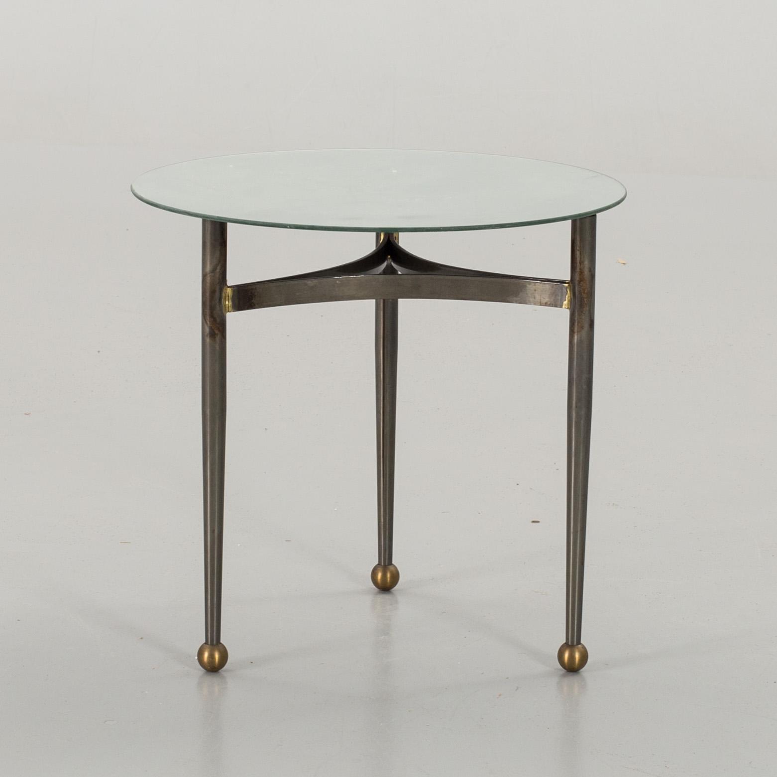 A GLASS TOP COFFEE TABLE.