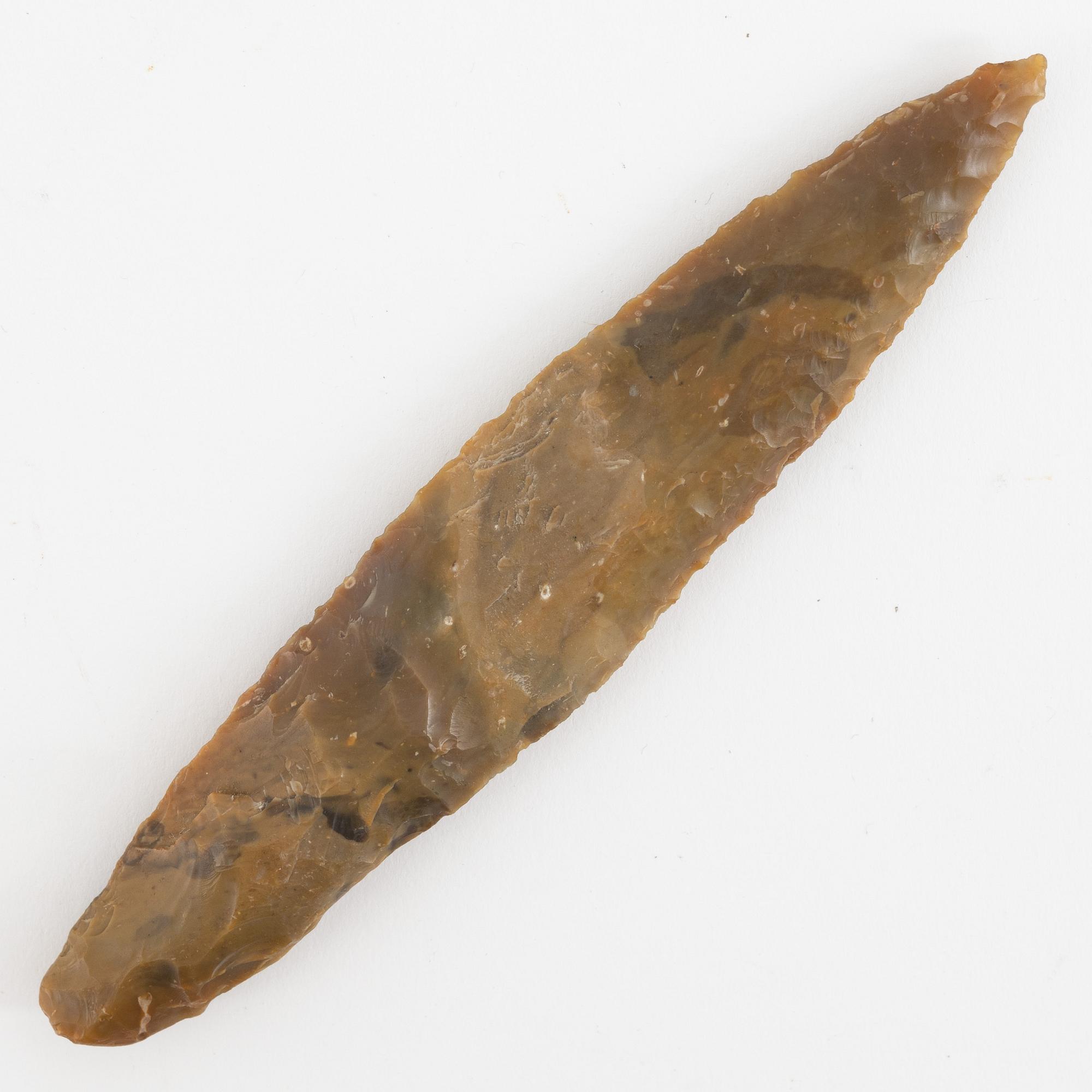 Spjutspets, av huggen rödbrun flinta, neolitikum.