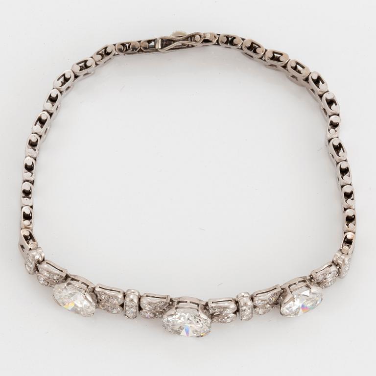 An 18K white gold bracelet set with old-cut diamonds with a total weight of ca 7.50 cts.