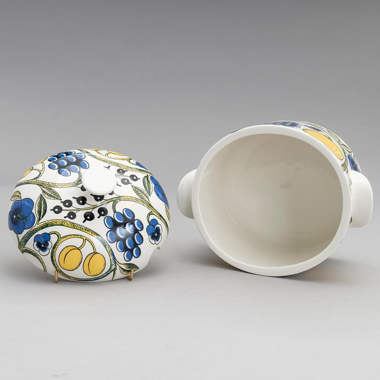 BIRGER KAIPIAINEN, A lidded tureen and a serving dish of the 'Paratiisi' series for Arabia, Finland.