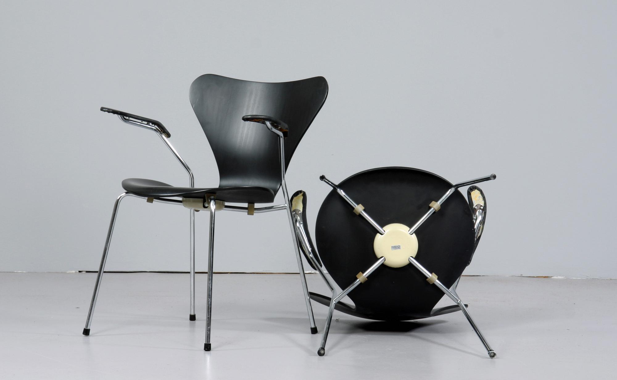 KARMSTOLAR, ett par, "Sjuan", Arne Jacobsen, Fritz Hansen, 1980.