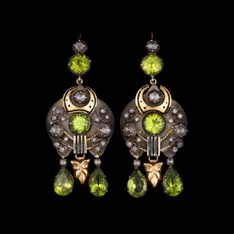 A PAIR OF EARRINGS, 56 gold, peridots, diamonds. Russian hallmarks. Weight c. 22.4 g. СЕРЬГИ, ПАРА, золото 56 пр., перид.