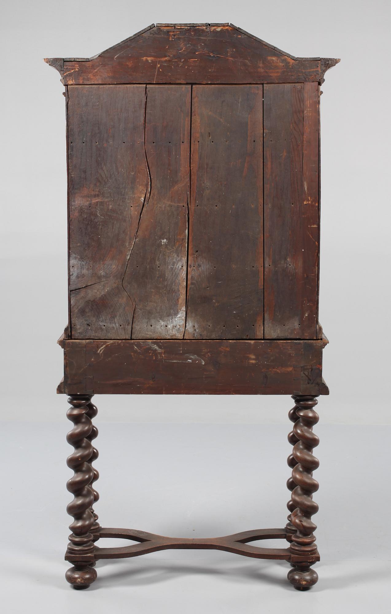 SKÅP PÅ BENSTÄLLNING, 1700-tal.