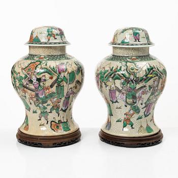 Urnor, ett par, Kina, Qingdynastis slut/omkring år 1900.