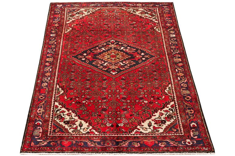 A Hamadan carpet, c. 299 x 159 cm.