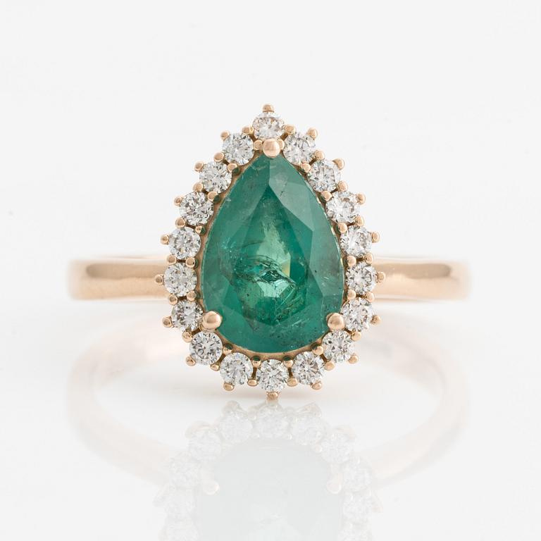 Ring med droppformad smaragd och briljantslipade diamanter.