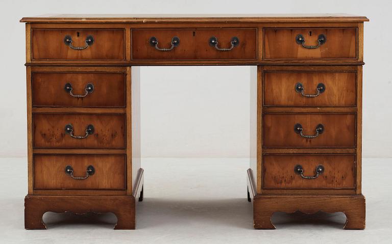 SKRIVBORD, engelsk stil, 1900-talets andra hälft.