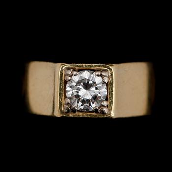 RING, 18 k guld, med solitär briljant 0.54 ct TW/VS. Total vikt med sten ca 8 g.