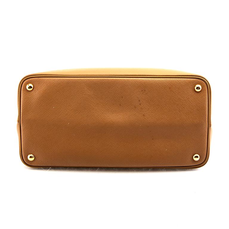 Prada, saffiano shoulder bag.
