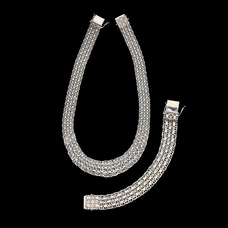 COLLIER OCH ARMBAND, silver. Total vikt ca 105 g.