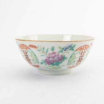 A Chinese porcelain bowl 19th century.