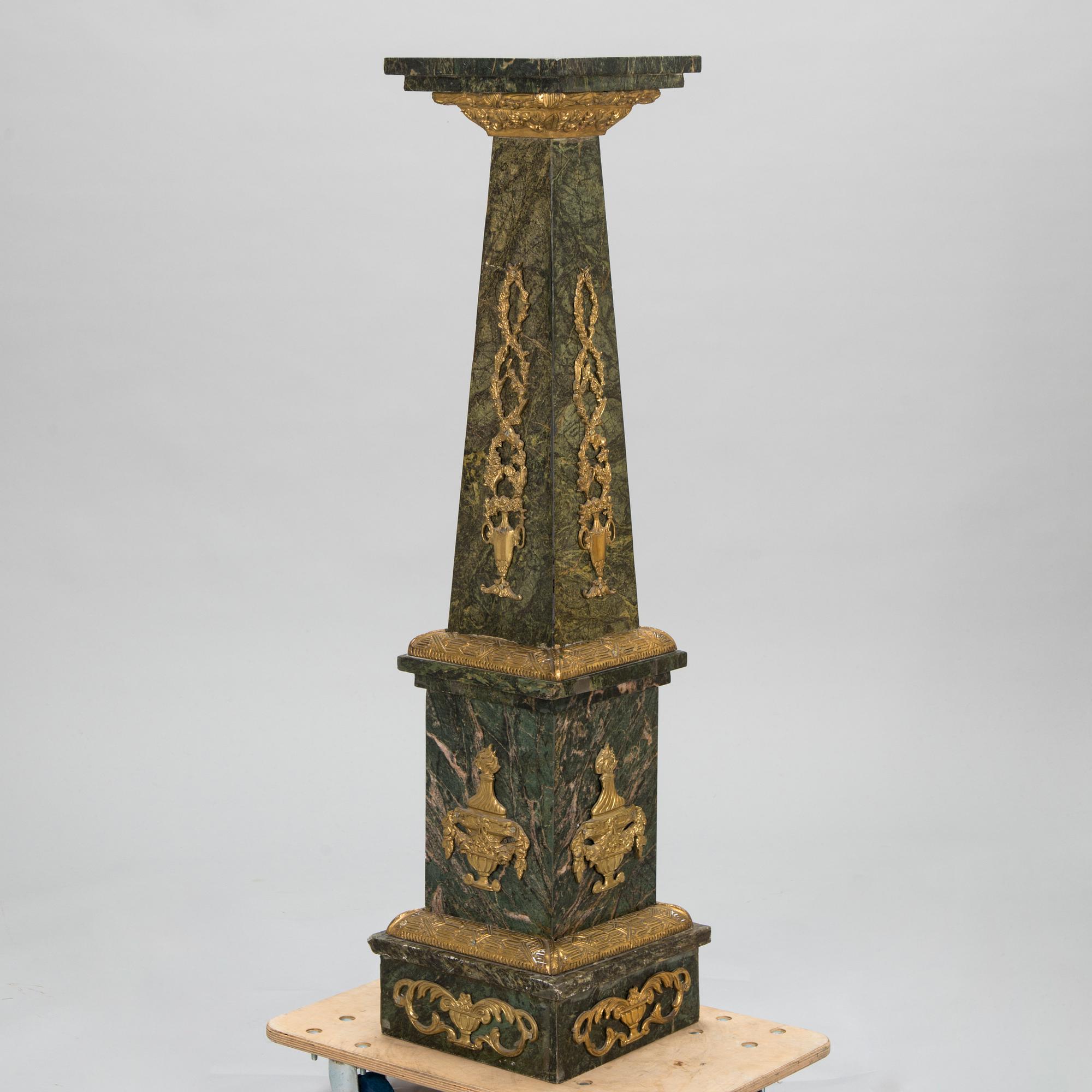 Piedestal, marmor, 1900-talets andra hälft.