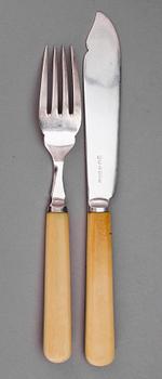 FISKBESTICK i SCHATULL, 24 delar, nysilver, Fattorini & Sons, England, tidigt 1900-tal.