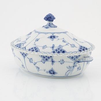 Terrin, porslin, "Musselmalet", helblonde, Royal Copenhagen, Danmark.