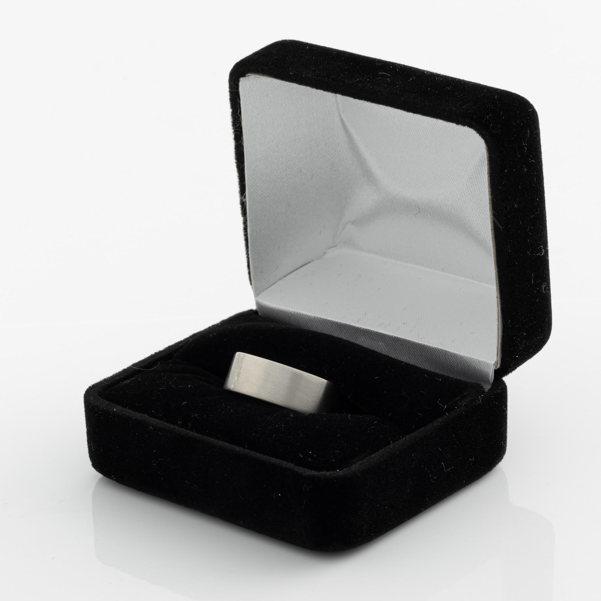 Ring platina med runda briljantslipade diamanter.