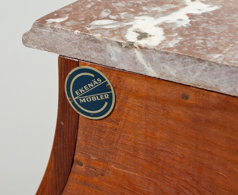 BYRÅ, rokokostil, omkring 1900-talets mitt.