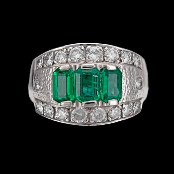 1027. RING, tre smaragder med briljantslipade diamanter, tot. ca 1.10 ct.