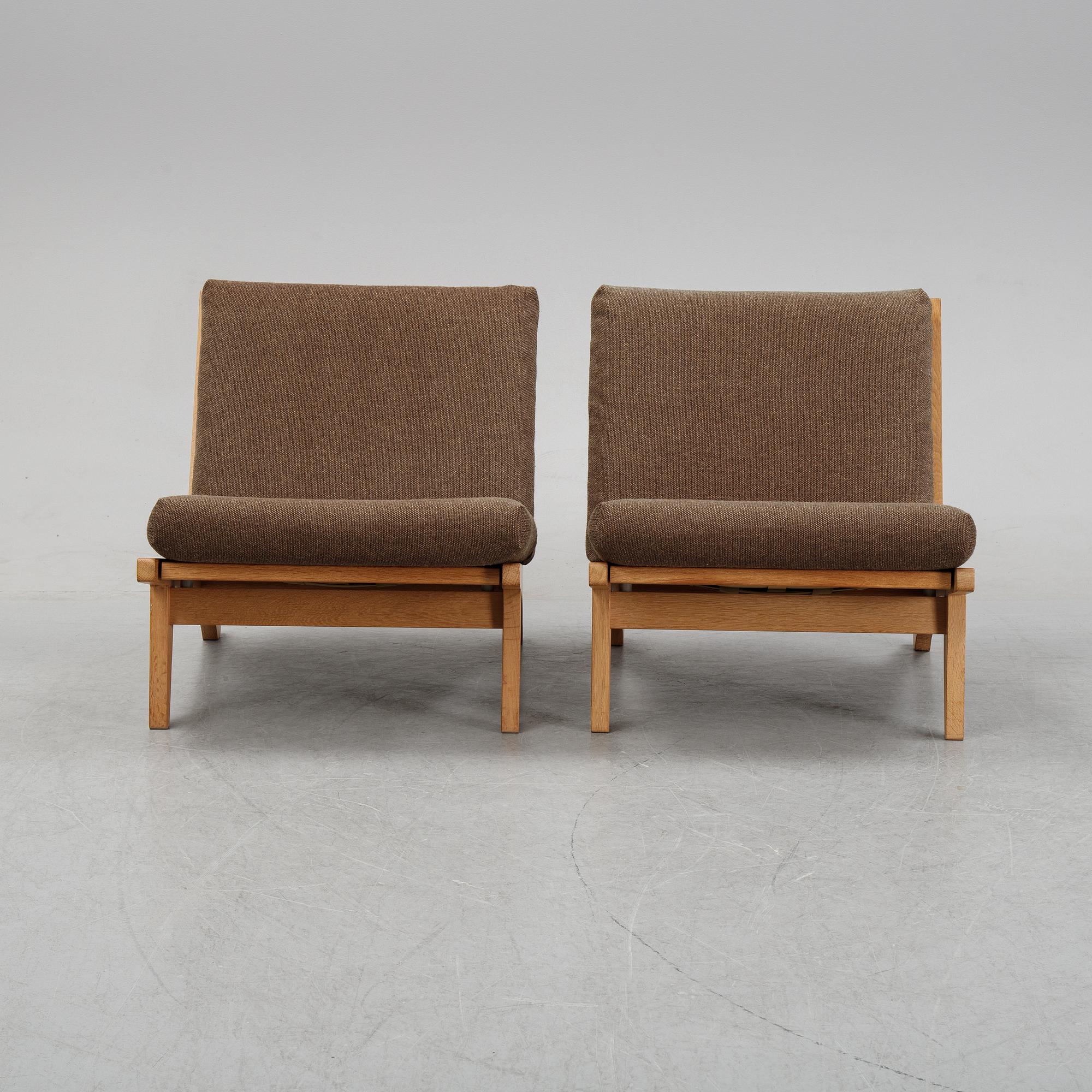 Hans J Wegner, a pair of oak easy chairs model 'GE-370', Getama, Denmark, second half of the 20th century.