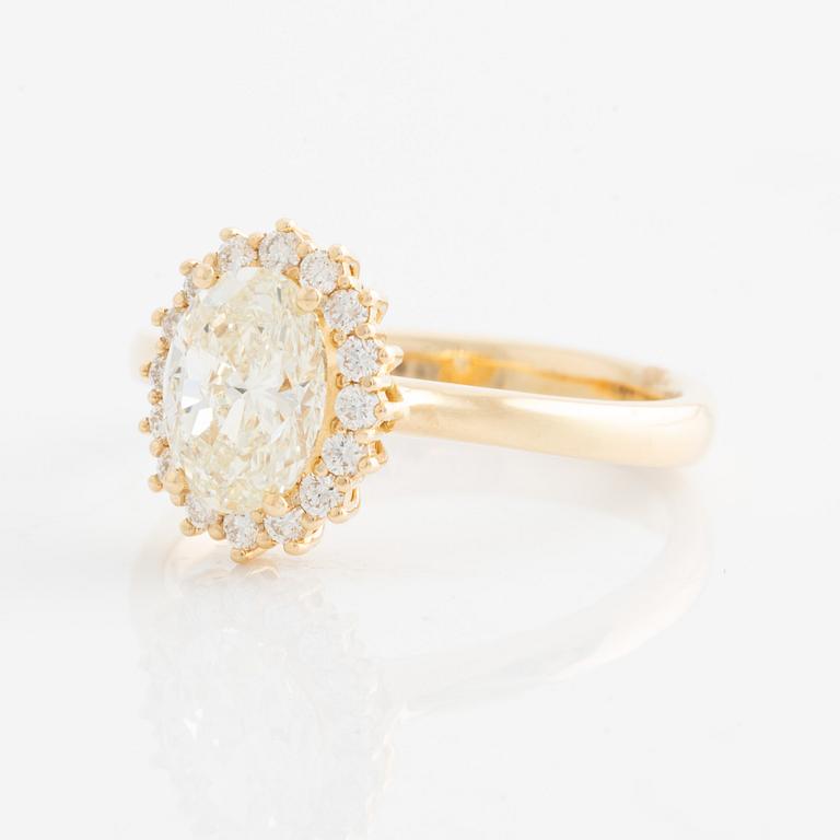 Ring with oval diamond and brilliant-cut diamonds. Accompanied by GIA report.