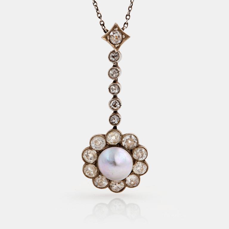 Hängsmycke med en boutonformad pärla och gammalslipade diamanter.