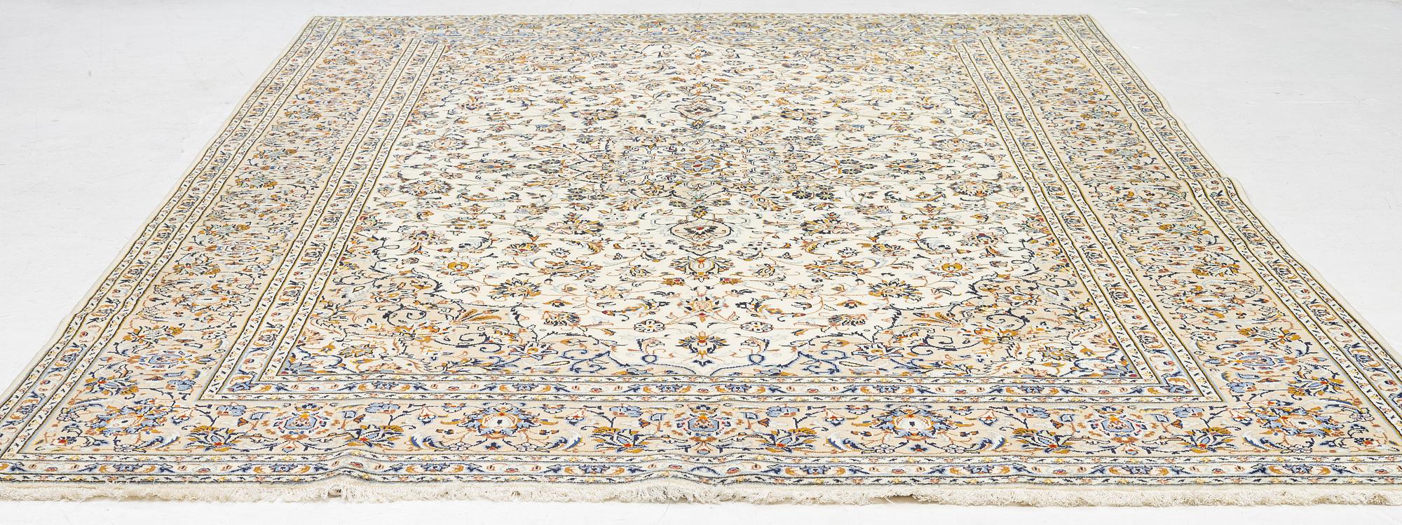 A Keshan carpet, central Iran, c. 345 x 240 cm.