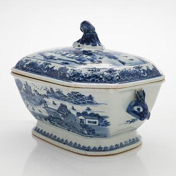 A blue and white tureen with cover and a dish, Qing dynasty, Qianlong (1736-95).