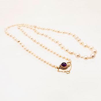 Ateljé Stigbert cultured pearl necklace with 18K gold clasp, Stockholm 1964.