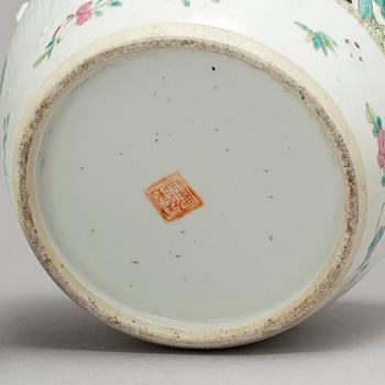 A large famille rose porcelain jar with cover, Qing dynasty, circa 1900.