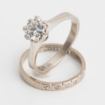 RINGAR, 18K guld med briljantslipad diamant ca 0.88 ct samt ring med mindre åttkantslipade diamanter.