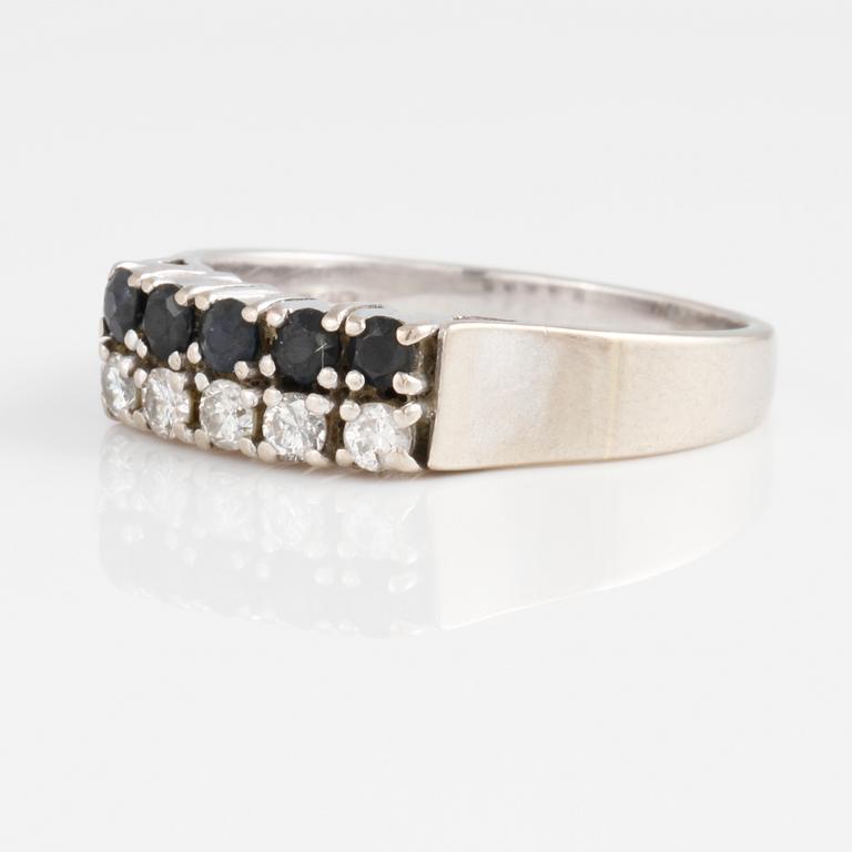 RING, 18K vitguld med briljantslipade diamanter samt  fasettsliapde blå safirer. Vikt 4,6 gram.