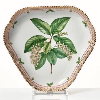 Tazza samt uppläggningsfat, porslin. Royal Copenhagen, "Flora Danica", Danmark, 1900-tal.