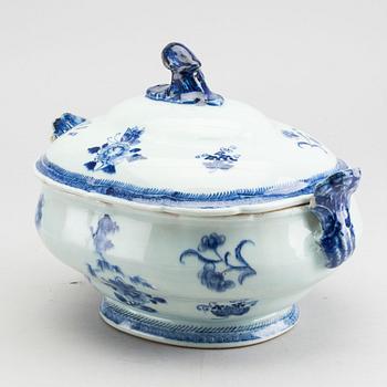 A Chinese Qianlong blue and white porcelain tureen and lid.