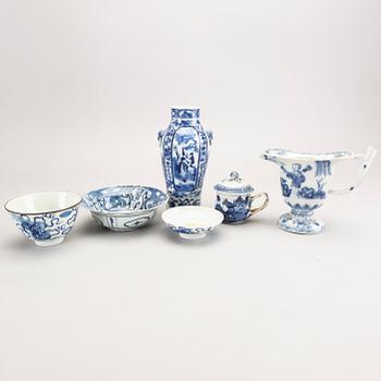 A set of five different Chinese blue and white 18th/19th century porcelain objects.